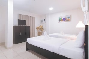 Twin Room | Desk, free WiFi, bed sheets