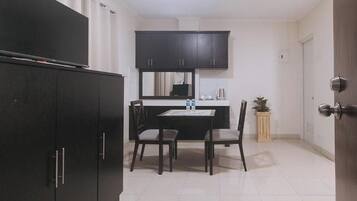 Escritorio, wifi gratis y ropa de cama