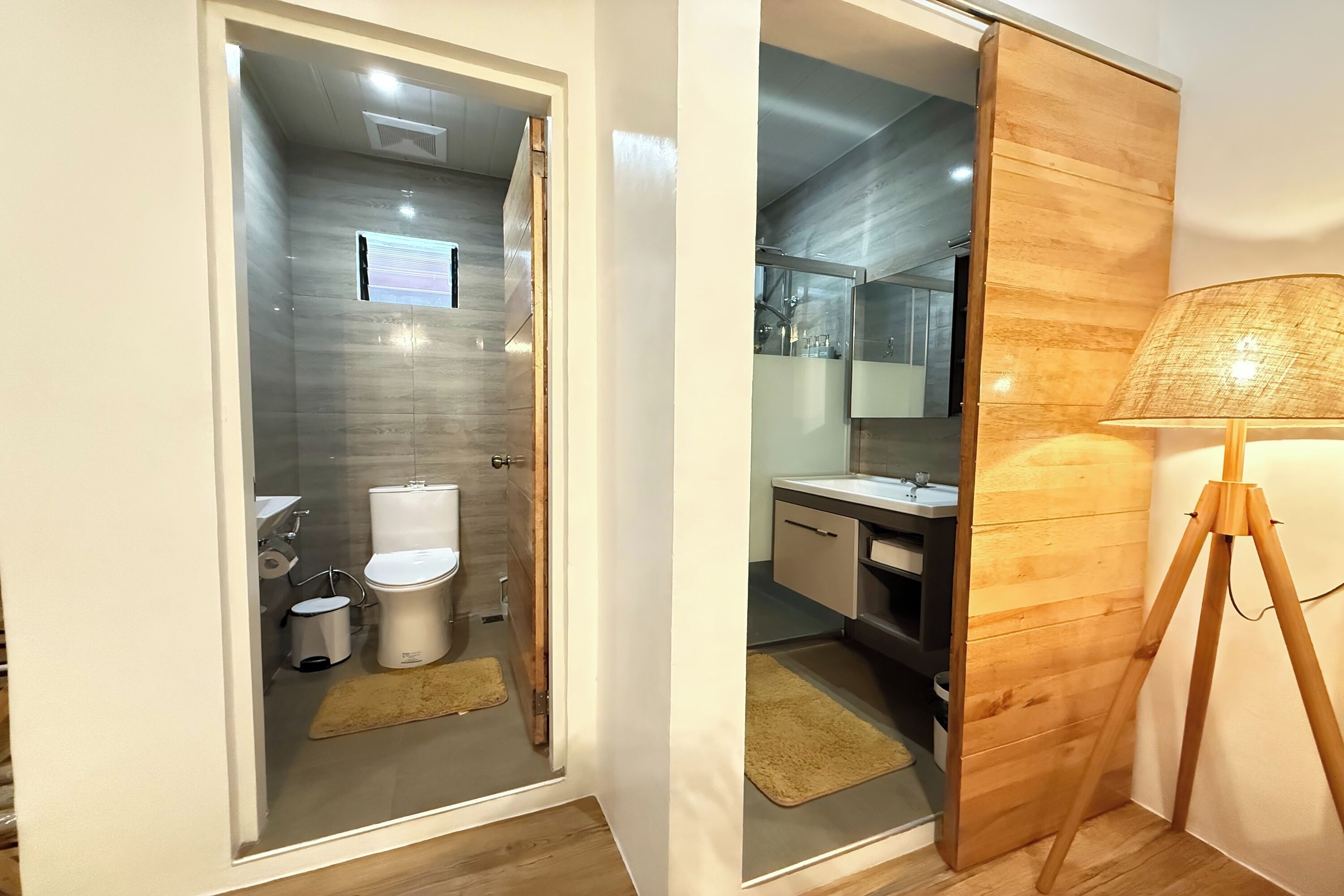 Family Suite | Bathroom | Shower, free toiletries, hair dryer, slippers