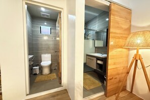 ห้องแฟมิลี่สวีท | ห้องน้ำ | ฝักบัว, ของใช้ในห้องน้ำฟรี, ไดร์เป่าผม, รองเท้าสวมภายในห้อง