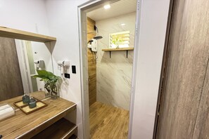 Familiesuite | Badeværelse | Bruser, gratis toiletartikler, hårtørrer, hjemmesko