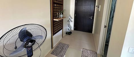 Estudi | Escriptori, espai de treball apte per a portàtils i cortines opaques