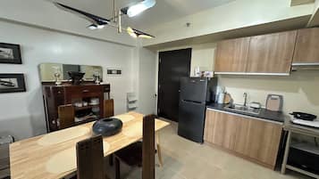 Apartment, 1 Bedroom, Non Smoking | Desk, laptop workspace, blackout drapes, free WiFi