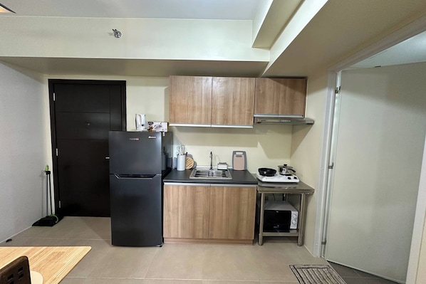 Apartment, 1 Bedroom | Dapur peribadi | Peti sejuk, ketuhar gelombang mikro, cerek elektrik