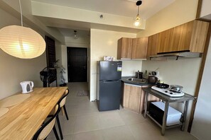 Studio | Private kitchen | Fridge, microwave, electric kettle