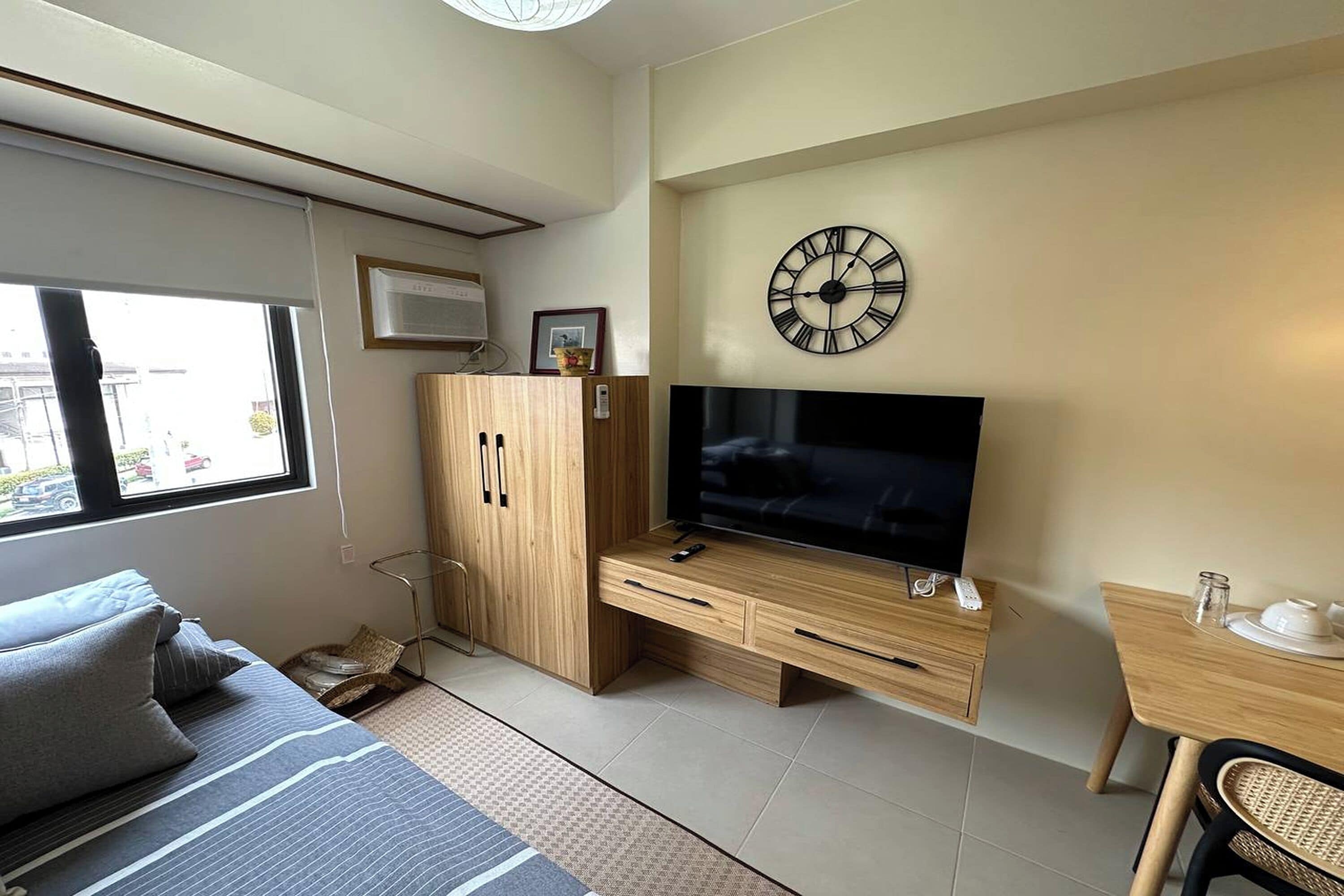 Studio | Desk, laptop workspace, blackout drapes, free WiFi