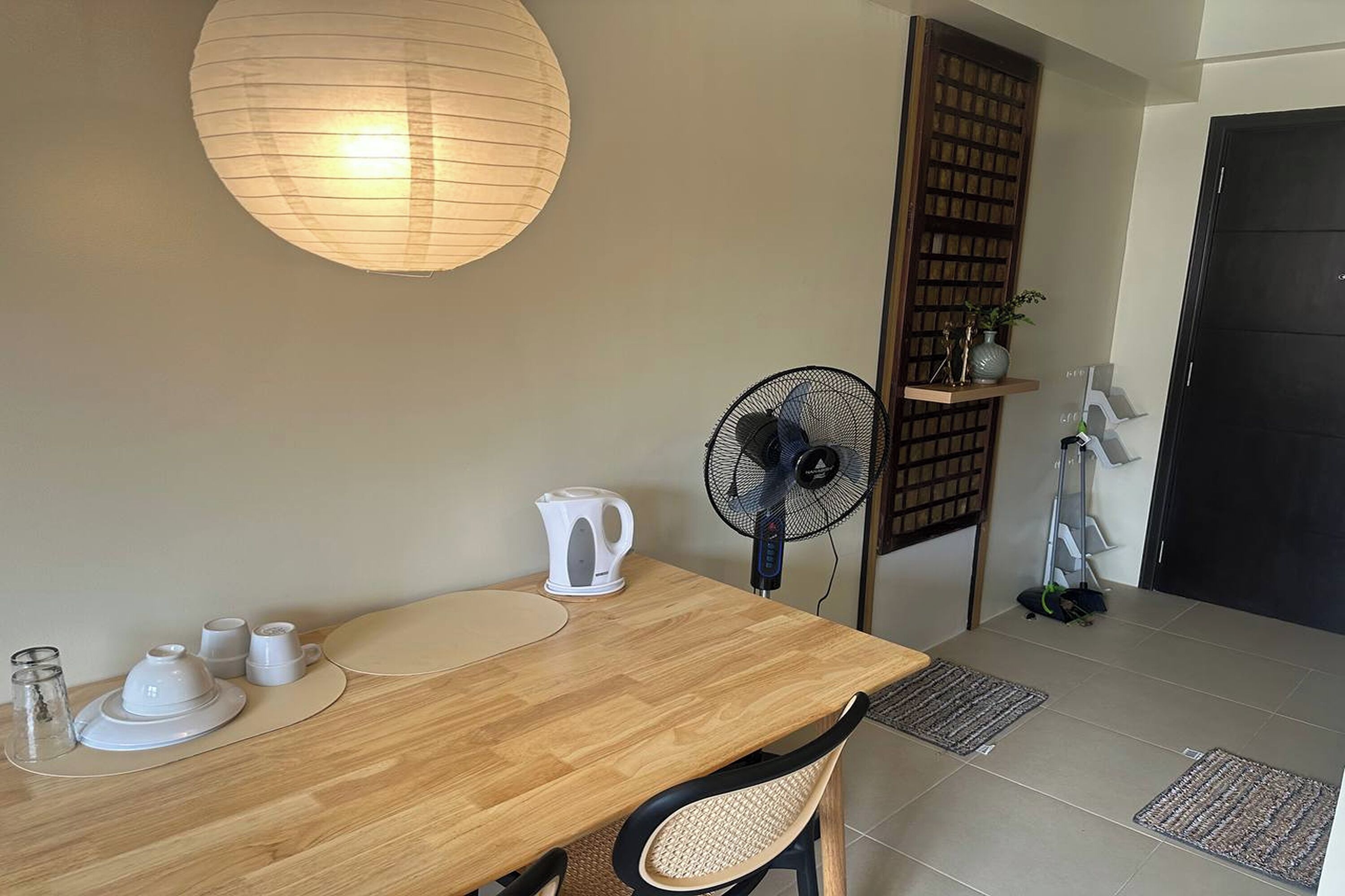 Studio | Bureau, espace de travail pour ordinateur portable, rideaux occultants