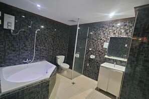 Superior Oda | Banyo | Duş, geniş duş başlığı, ücretsiz banyo/kozmetik ürünleri, havlu 