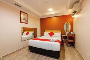 Escritorio, tabla de planchar con plancha, wifi gratis y ropa de cama 