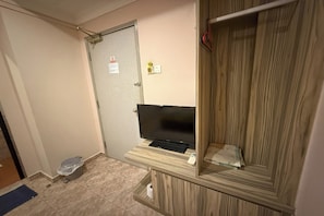 Chambre Double Standard | Salle de bain | Douche, douche à « effet pluie », sèche-cheveux, serviettes fournies