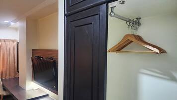 Deluxe Room | Desk, free WiFi, bed sheets