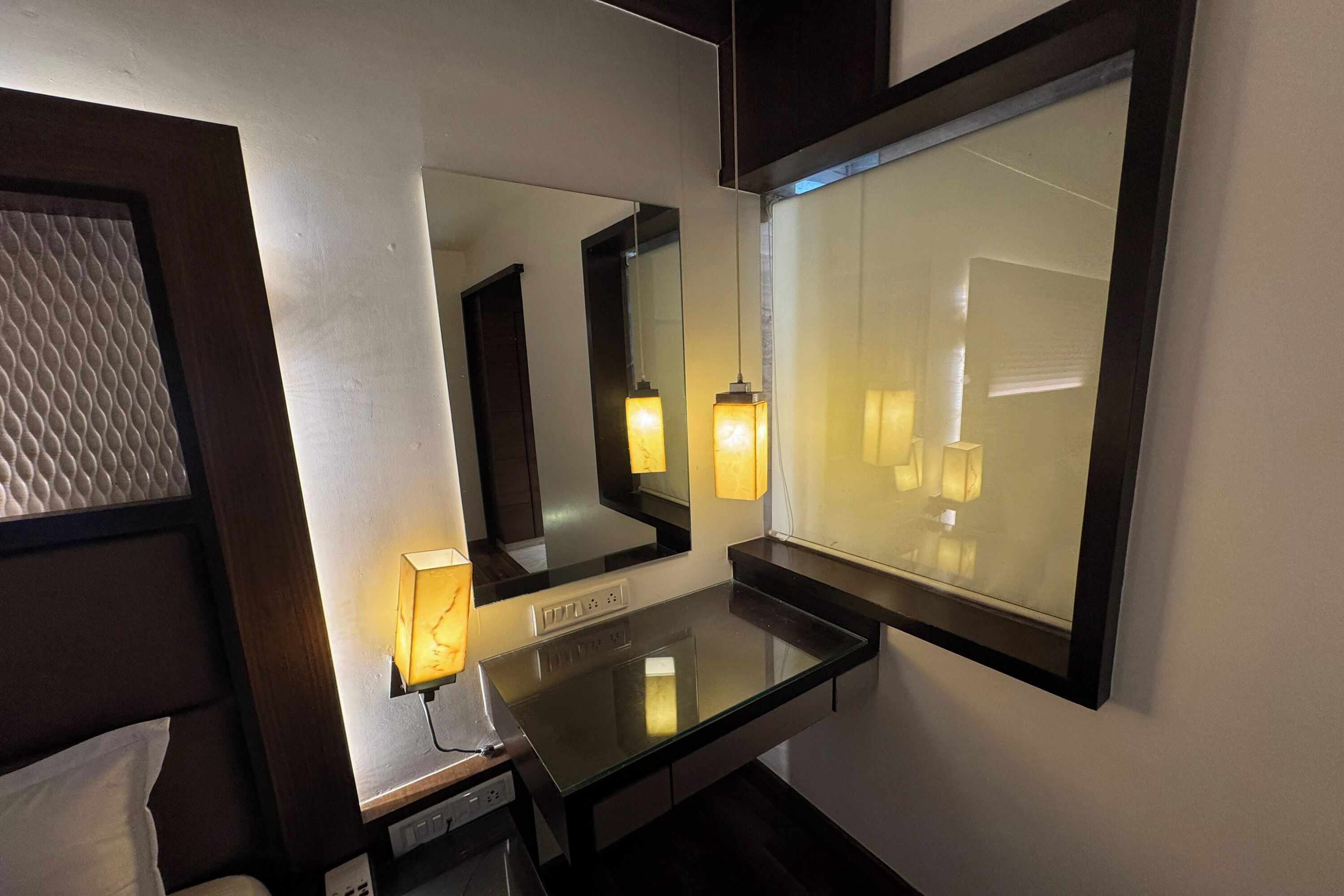 迷你吧、办公桌、免费 WiFi、床单