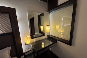 Minibar, bureau, Wi-Fi gratuit, draps fournis