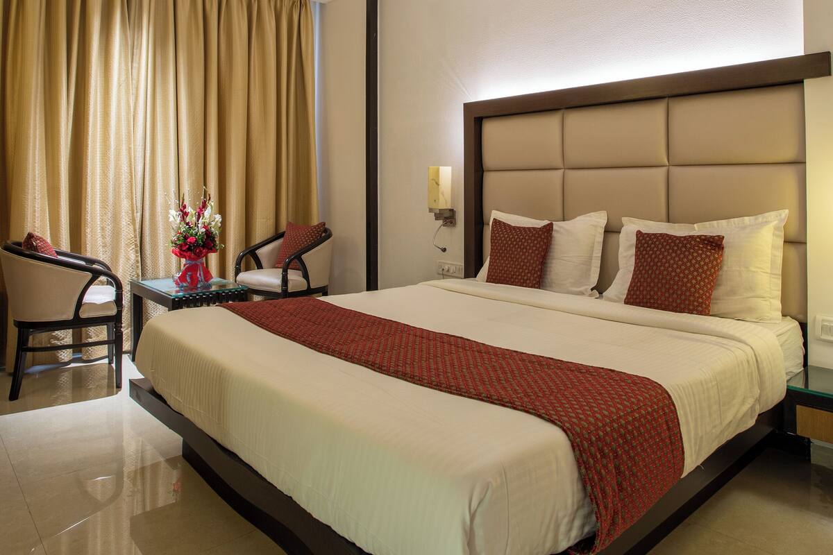 Minibar, desk, free WiFi, bed sheets