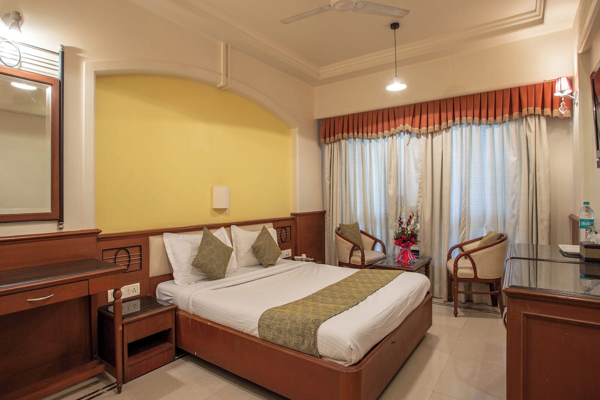 Minibar, desk, free WiFi, bed sheets
