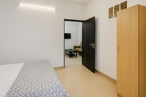 3 habitaciones, tabla de planchar con plancha y ropa de cama 
