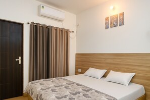 3 habitaciones, tabla de planchar con plancha y ropa de cama 