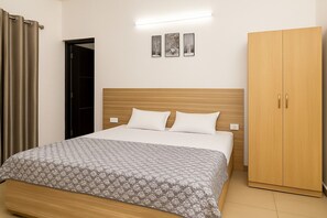 3 habitaciones, tabla de planchar con plancha y ropa de cama 