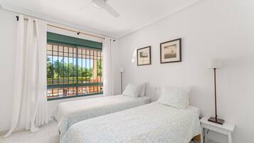 3 slaapkamers, een strijkplank/strijkijzer, wifi, beddengoed