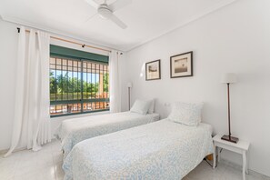 3 chambres, fer et planche à repasser, Wi-Fi, draps fournis