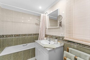 Douche, séchoir à cheveux, serviettes fournies