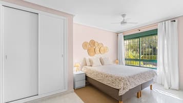 3 slaapkamers, een strijkplank/strijkijzer, wifi, beddengoed