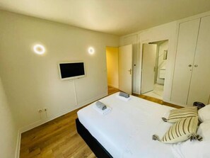 1 dormitori, planxa i posts de planxar, wifi i roba de llit