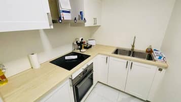 Frigorifero, forno, piano cottura, macchina per tè/caffè