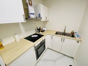 Fridge, oven, stovetop, coffee/tea maker