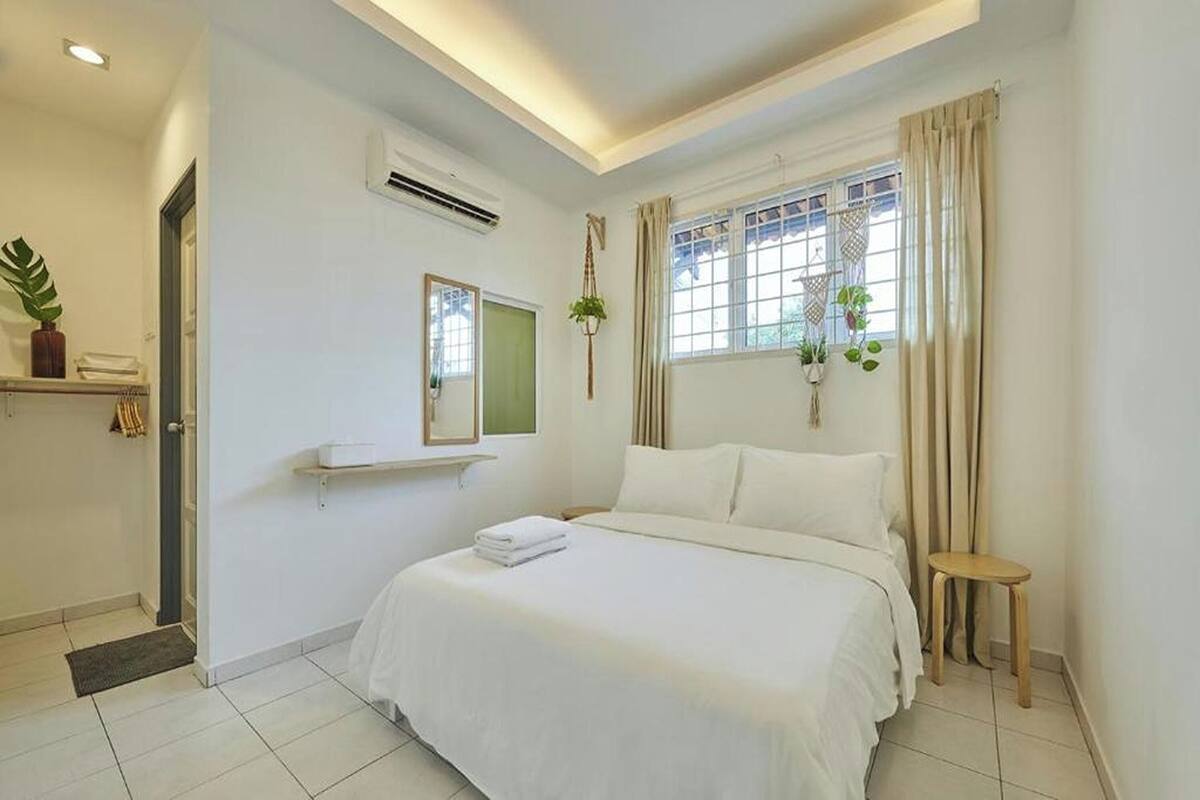 Double Room, 1 Queen Bed, Private Bathroom | Desk, free WiFi, bed sheets