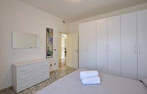 2 bedrooms, iron/ironing board, free WiFi
