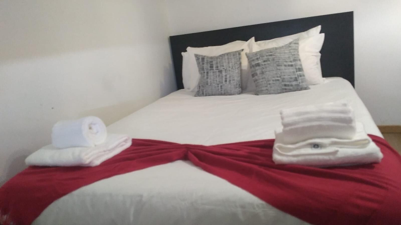 1 quarto, berço de viagem, Wi-Fi de cortesia, roupa de cama