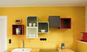 Fridge, oven, stovetop, coffee/tea maker