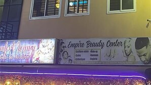 Un hôtel appelé « COMFORT INN & SUITES » avec une enseigne indiquant « Empire Beauty Center » et proposant des services tels que la coupe et la coiffure, ainsi que des services de maquillage.