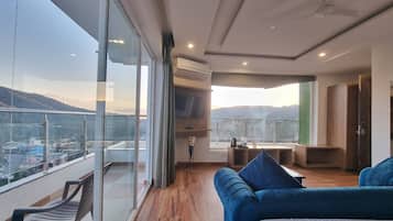Luxury-Zimmer, Balkon, Bergblick | Schreibtisch, laptopgeeigneter Arbeitsplatz, Bügeleisen/Bügelbrett