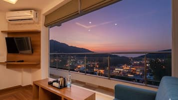 Habitación de lujo, balcón, vista a la montaña | Escritorio y espacio para trabajar con laptop