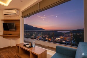 Habitación de lujo, balcón, vista a la montaña | Escritorio y espacio para trabajar con laptop