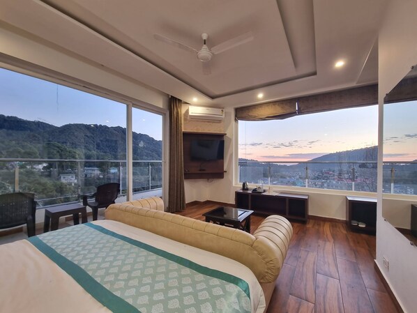 Habitación de lujo, balcón, vista a la montaña | Escritorio y espacio para trabajar con laptop