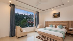 Una camera da letto moderna con un letto grande, vista sulla città e ventilatore a soffitto.