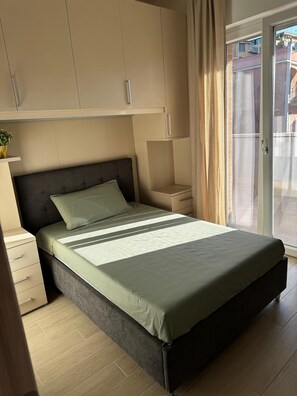 2 bedrooms, iron/ironing board, free WiFi, bed sheets