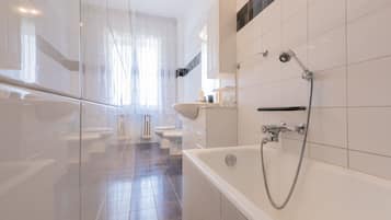 Doccia, asciugacapelli, bidet, asciugamani