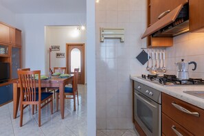 Frigorifero, microonde, forno, macchina per tè/caffè