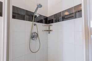 Regadera, secadora de cabello, bidet, toallas 