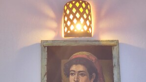 Ein Wandbild zeigt eine Person mit einer Lampe darüber.