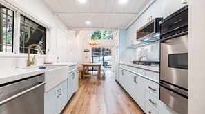 Mikrovågsugn, ugn, spishäll och diskmaskin