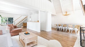 Una televisión, una chimenea