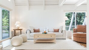 TV, fireplace - Emerson's Chalet: Family Friendly A-Frame Cabin Close To Everything (Twin Peaks)