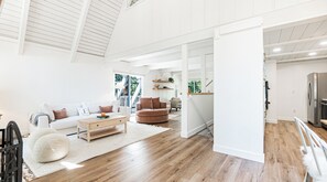 Una televisión, una chimenea