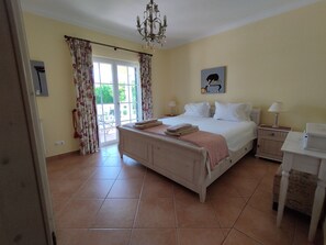 4 chambres, fer et planche à repasser, Wi-Fi gratuit, draps fournis