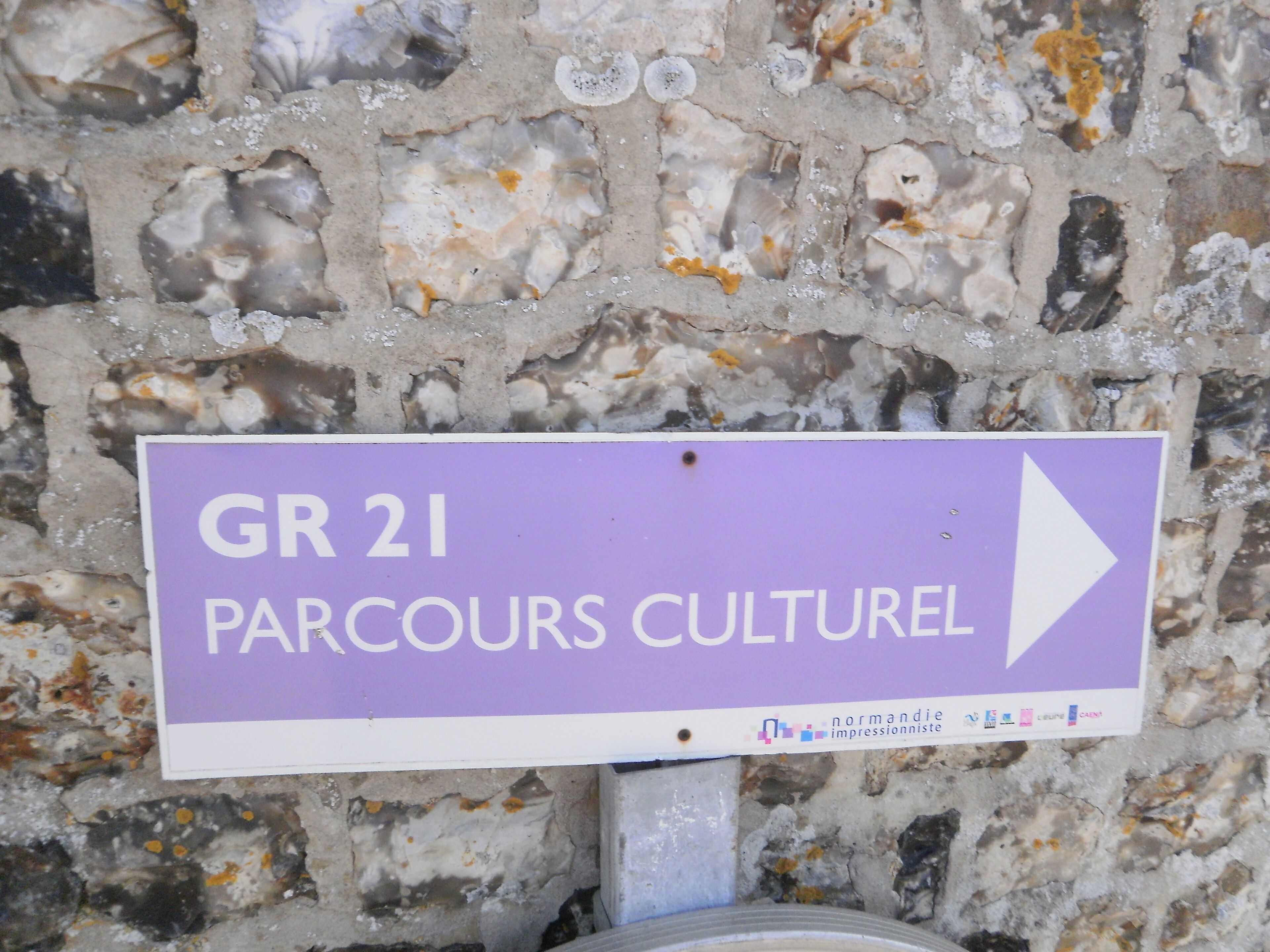 Een bord met 'GR 21 PARCOURS CULTUREL' en een naar rechts wijzende pijl.